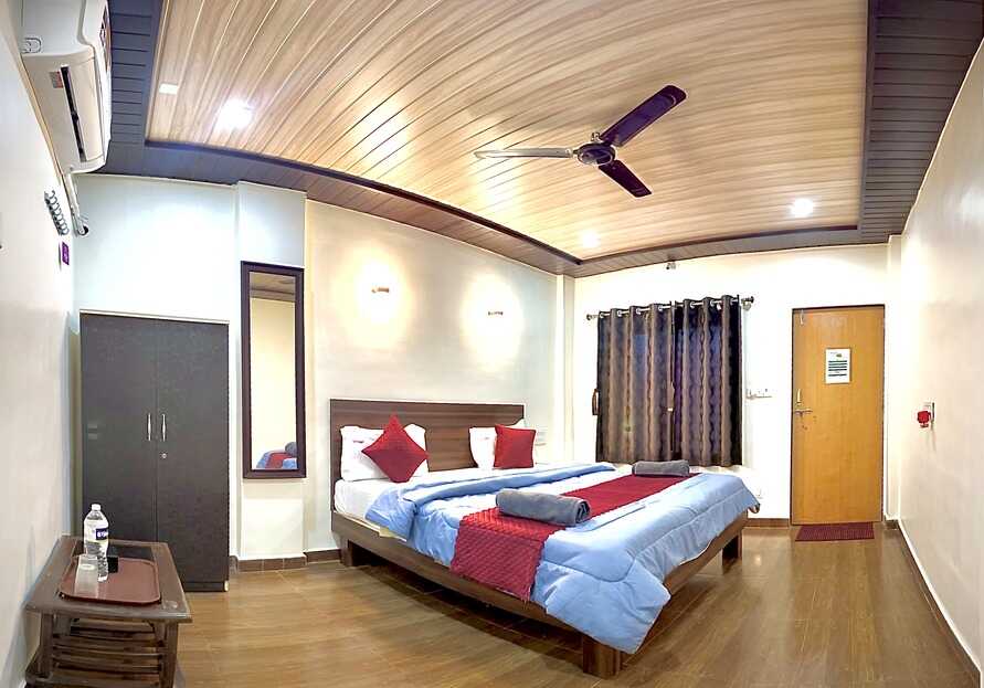 Couple Lake View Rooms