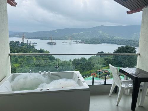 642shivsagar_agro_tourism_tapola_room_super_deluxe_with_jacuzzi_view