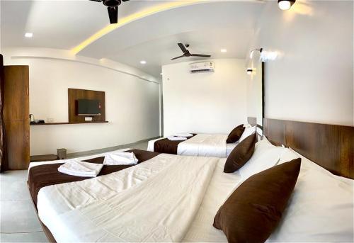 deluxe_family_room_with_pool_1