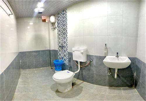shivsagar_agro_tourism_tapola_-_superior_couple_room_washroom_1